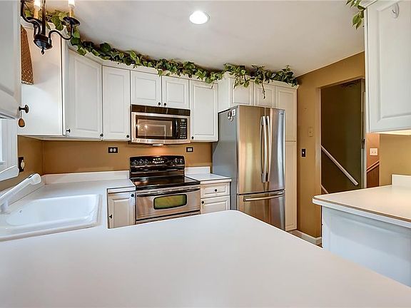 3rd image of 16 Endora Dr