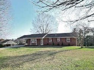 6050 Rollingreen Dr, Winston Salem, NC 27103