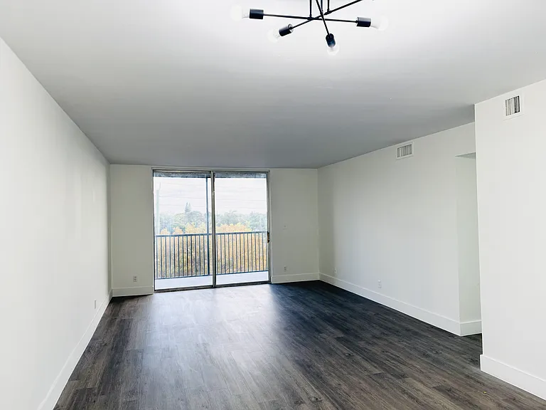 Somerset Grove Apartments — Photo 14