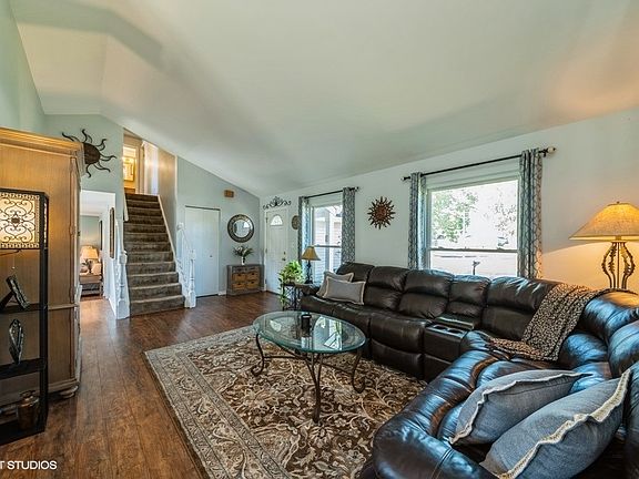 3rd image of 905 Stonehurst Dr