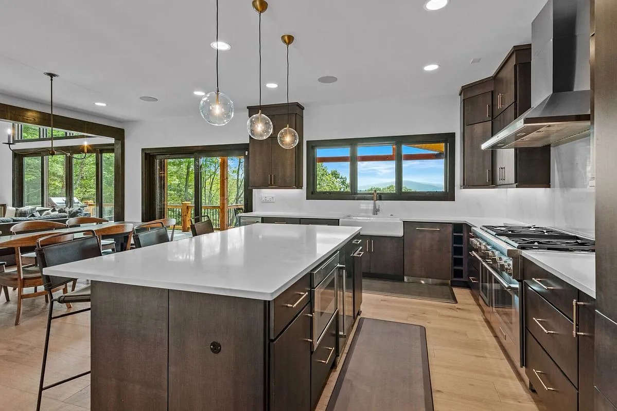 4 bed, 4.5 bath, 3267 sqft, $40,000 — Photo 2