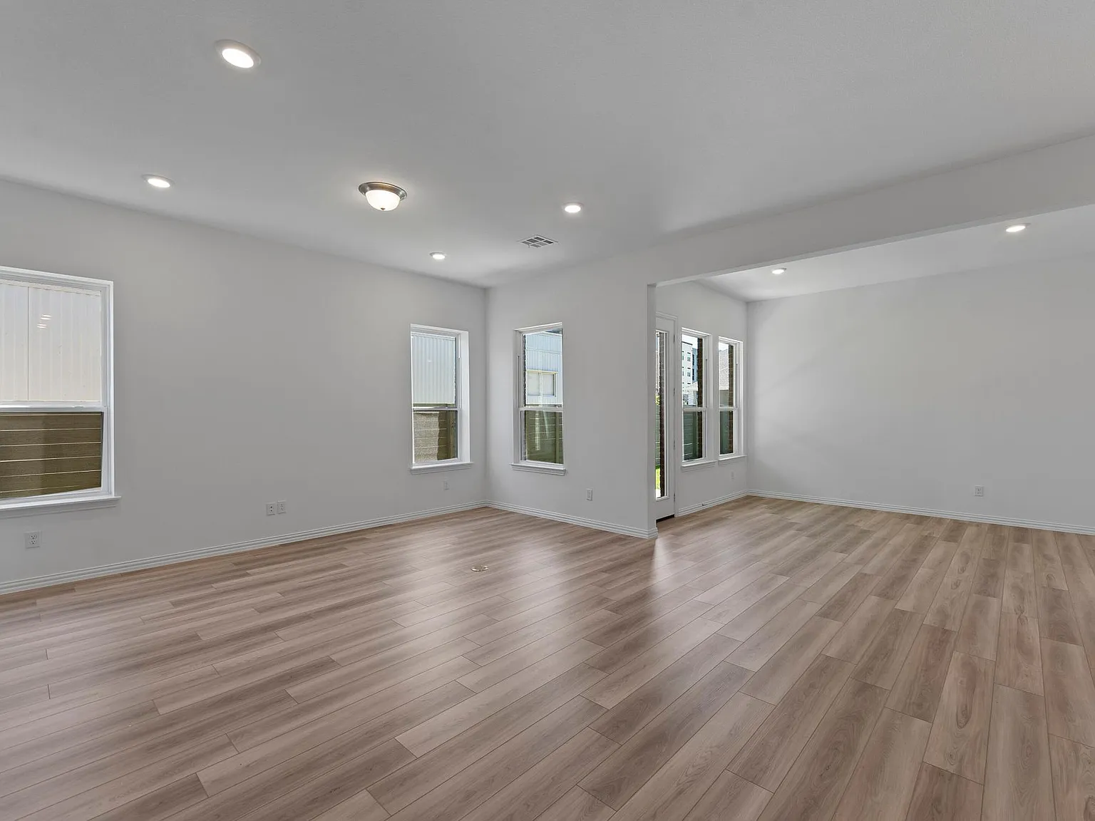 3 bed, 2054 sqft, $2,495 — Photo 2