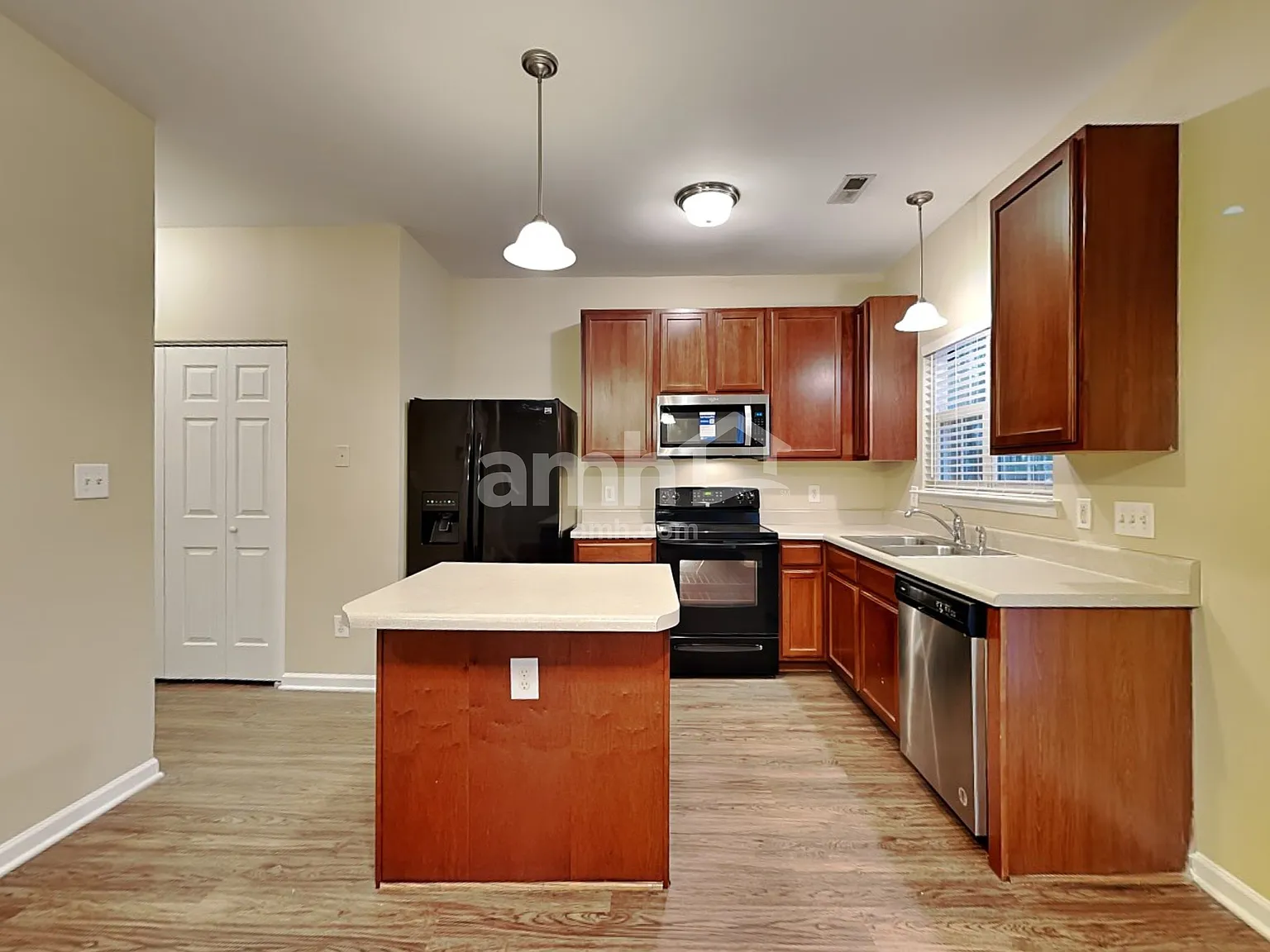 3 bed, 2.5 bath, 1430 sqft, $1,865 — Photo 4