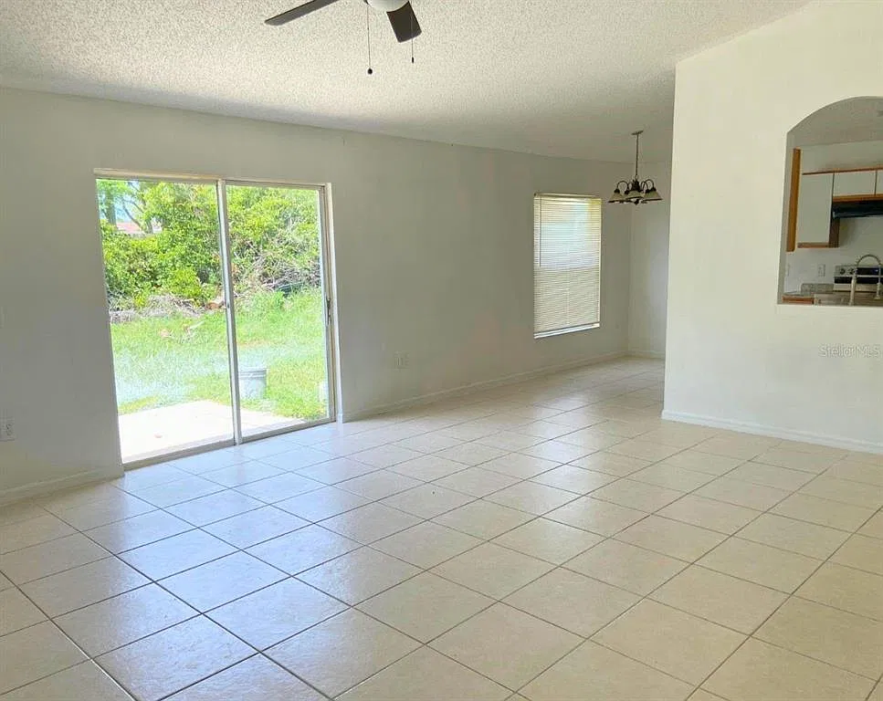 3 bed, 2.0 bath, 1160 sqft, $1,700 — Photo 3