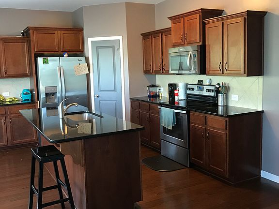 Spacious Kitchen w/Island