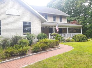 1 Hamilton Dr, Barrington, RI 02806