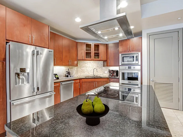 Wilshire Victoria Westwood Apartments — Photo 37