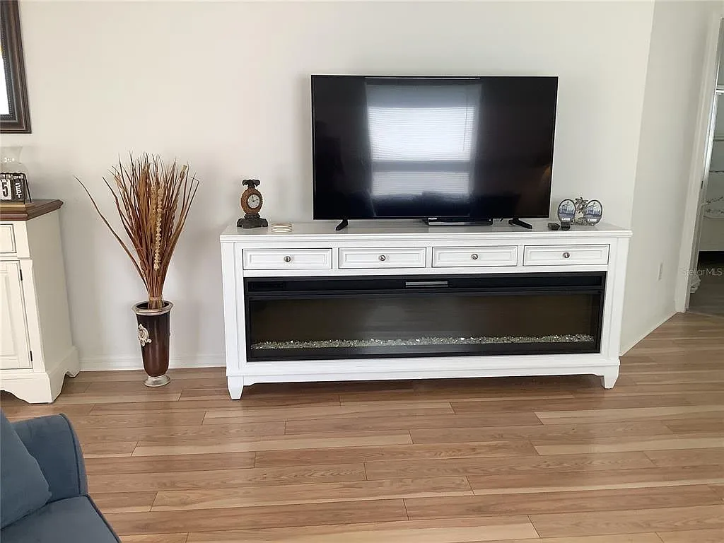 2 bed, 2.0 bath, 1335 sqft, $4,500 — Photo 4