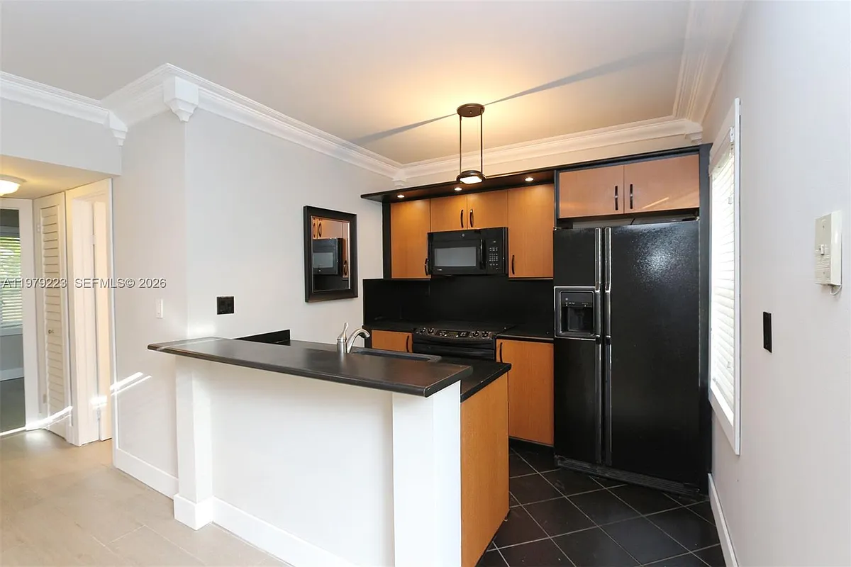Building Photo - 3395 Franklin Ave #D