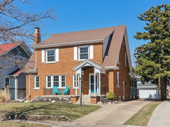 2016 E Taylor St, Bloomington, IL 61701