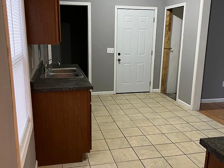 1011 S Greenlawn Ave — Photo 10