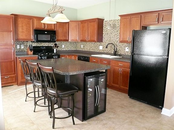 All kitchen appliances stay!