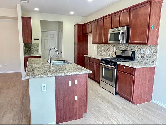 4th image of 2765 Paradise St