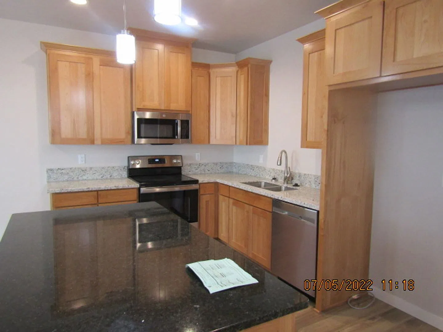 Beautiful Newer 3 bedrooms 2.5 Bathrooms Home in Talent OR — Photo 2