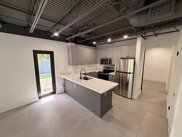 604 NE 9th Ave #3 — Photo 5