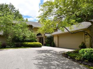 2 Hampton Ct, Beachwood, OH