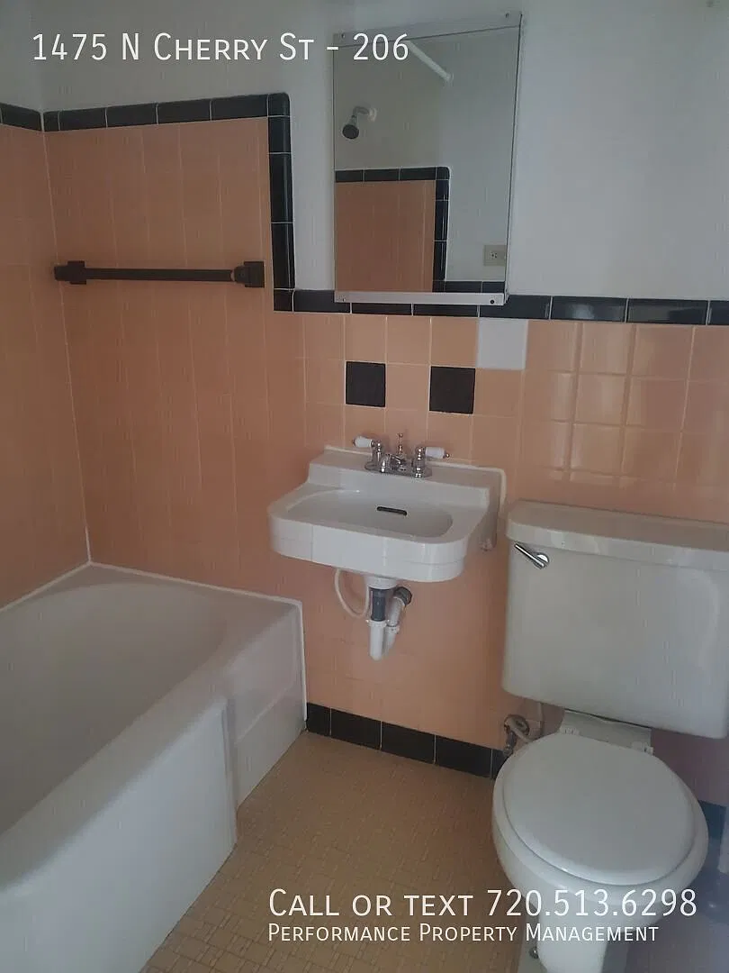 Charming Updated Apartment In The Heart Of Denver's Hale Neighborhood! - Utilities Included — Photo 2