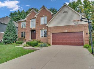 1863 Cloverdale Dr, Rochester, MI 48307