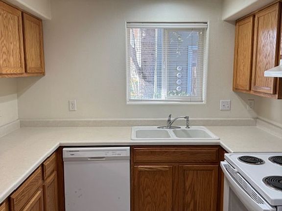 3rd image of 1523 Hollyhock Dr Unit D