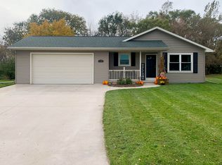 1136 Mistletoe Ln, Winneconne, WI 54986