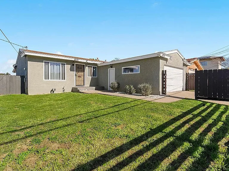 6252 Alderley St — Photo 2