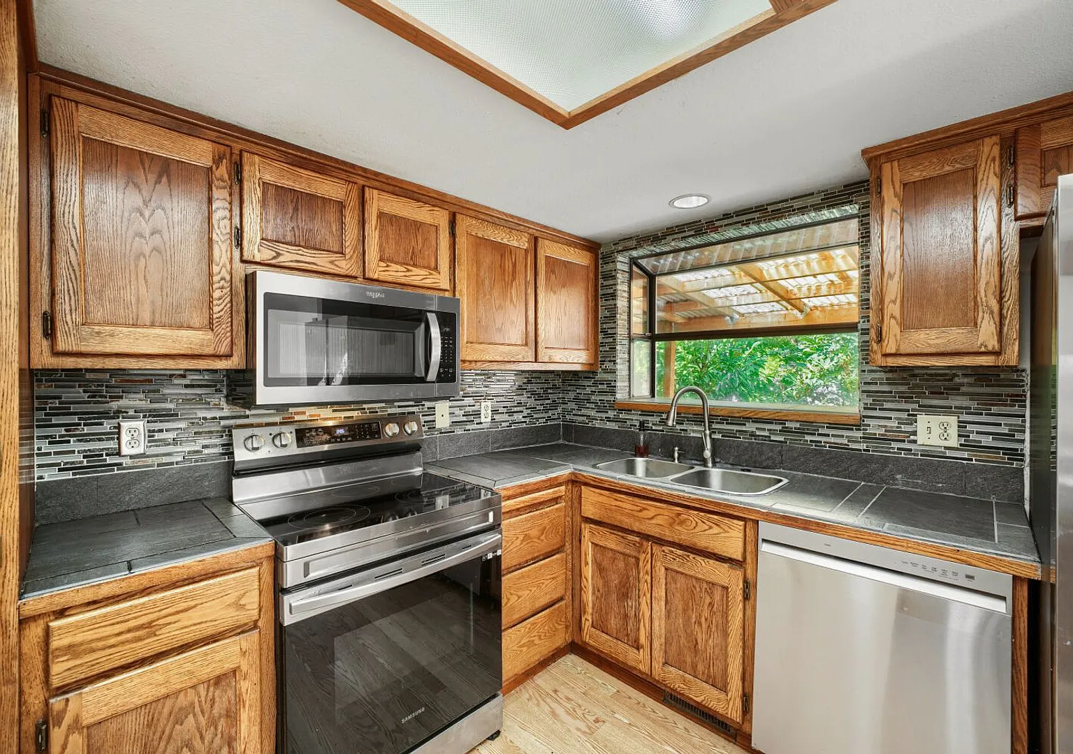 3-bed/2.5-bath Tri-Level Home on Lea Hill! — Photo 2