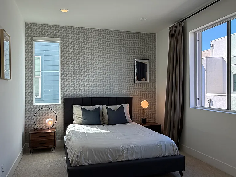 211 Paramount — Photo 8