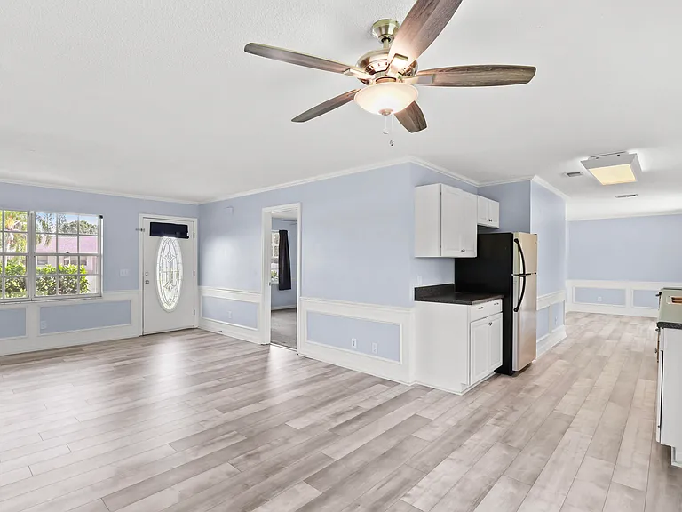 610 NW Billiar Ave — Photo 9