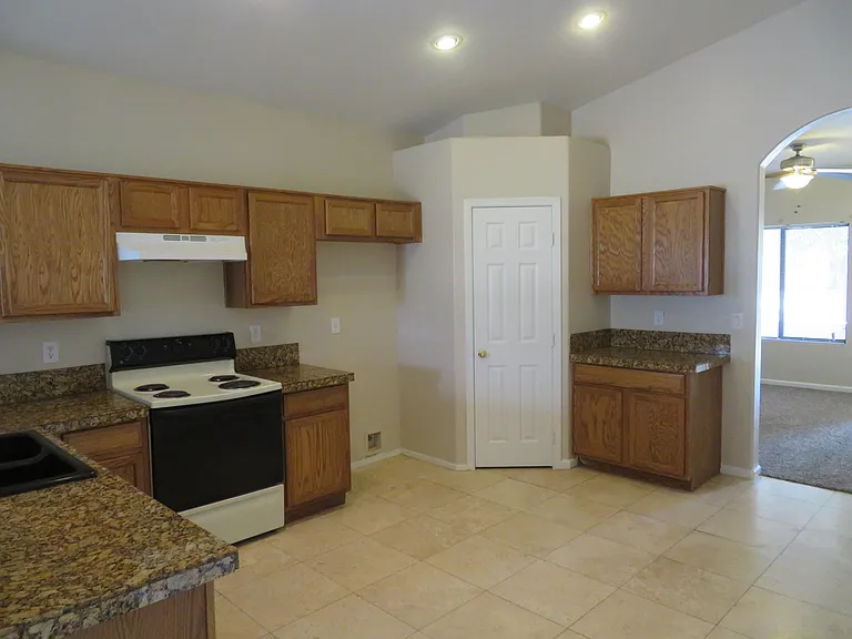 932 W Carter Rd — Photo 7
