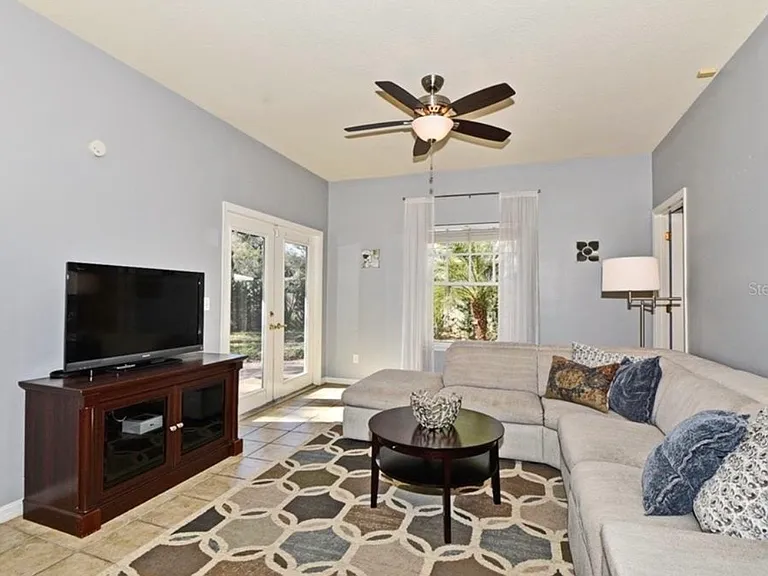 1042 N Hampton Ave — Photo 5