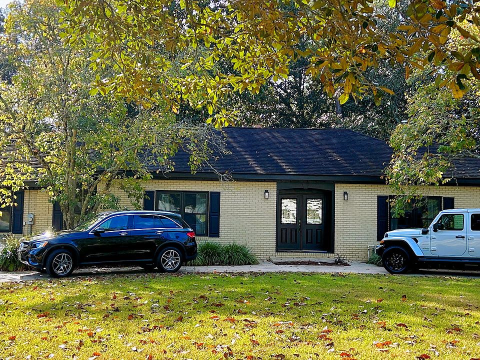 Front yard with circular driveway that can accommodate six vehicles