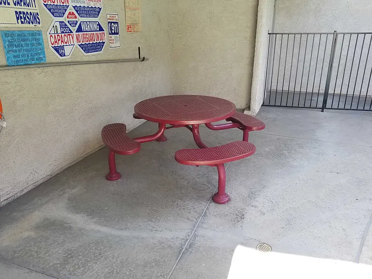 Mammoth Ave — Photo 9