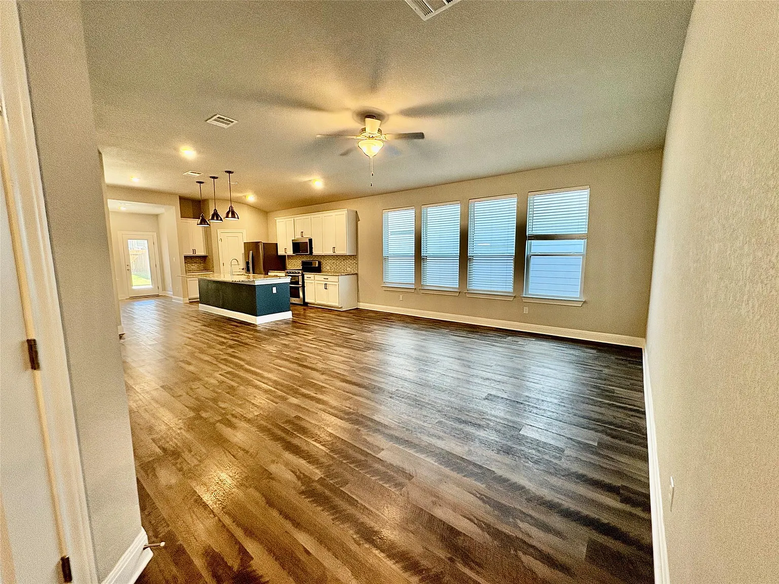 3 bed, 2.0 bath, 1867 sqft, $2,500 — Photo 4