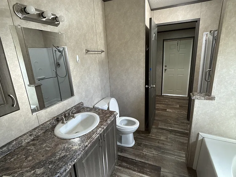 894 FM 1395 — Photo 19