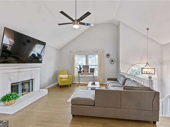 3rd image of 2437 Pondside Pl NE