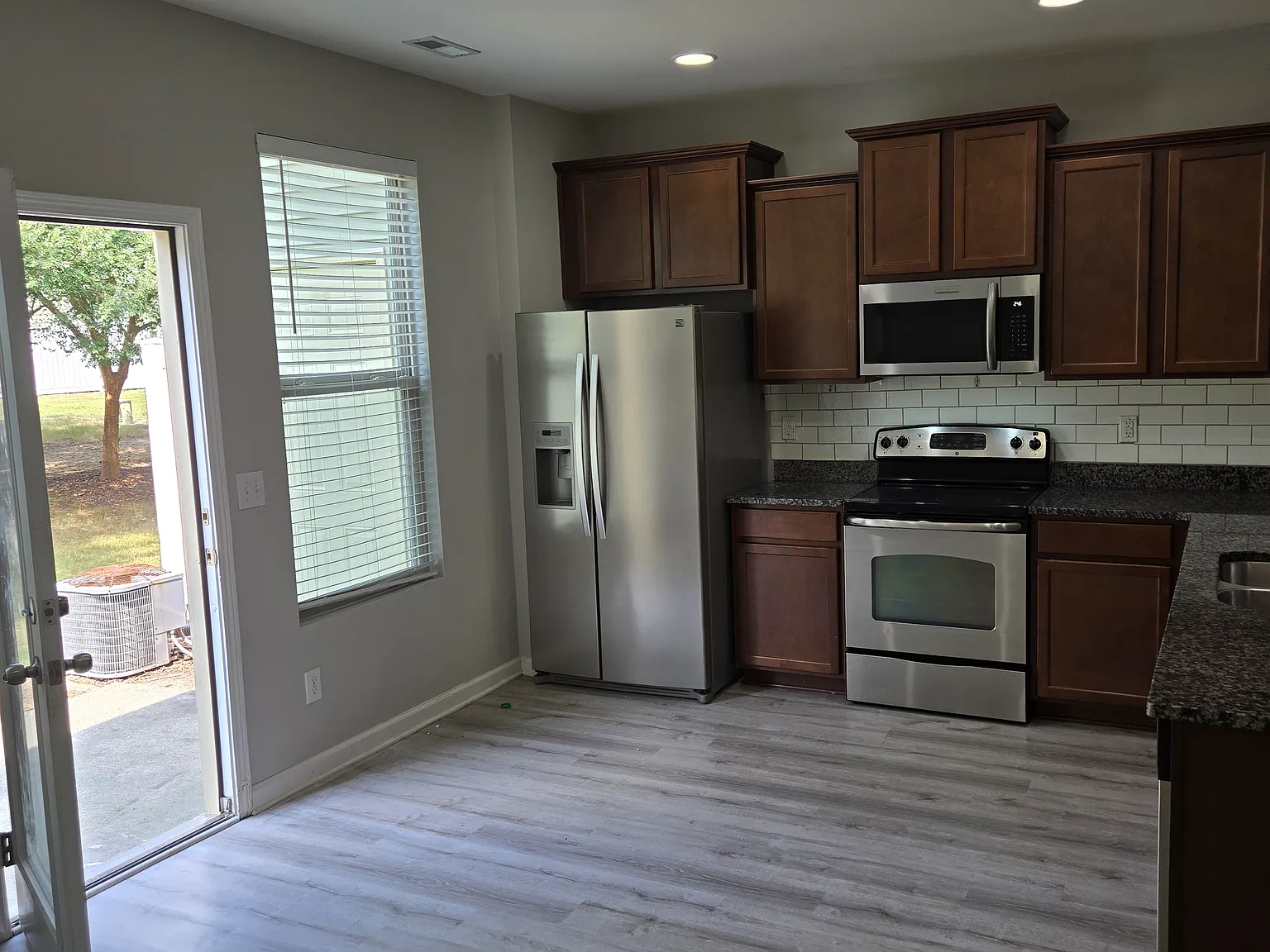 3 bed, 2.5 bath, 1430 sqft, $1,695 — Photo 4