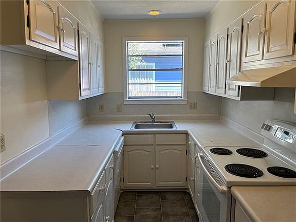 5th image of 410 Hillary St