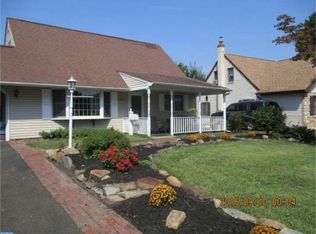 204 Elderberry Dr, Levittown, PA 19054