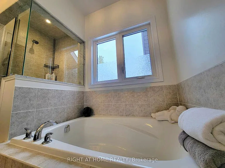 84 Diamond Valley Dr — Photo 29