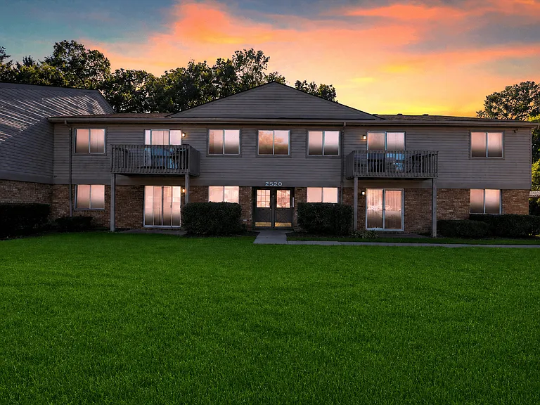 Bloomfield On The Green - West Bloomfield, MI — Photo 32