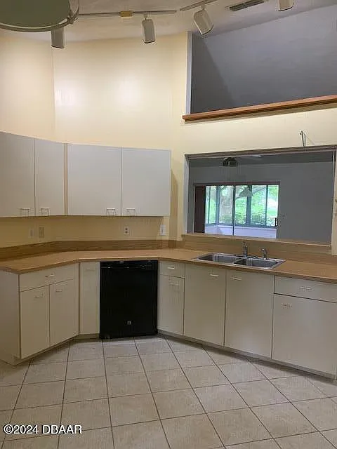 3 bed, 2.0 bath, 1946 sqft, $2,300 — Photo 3