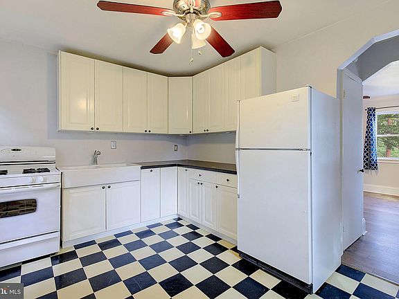 4th image of 405 New Jersey Ave NE