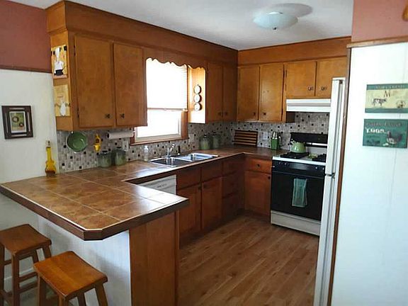 4th image of 32 Belcourt Ave