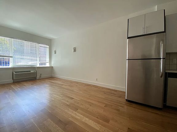 4th image of 91 Varet St #1A