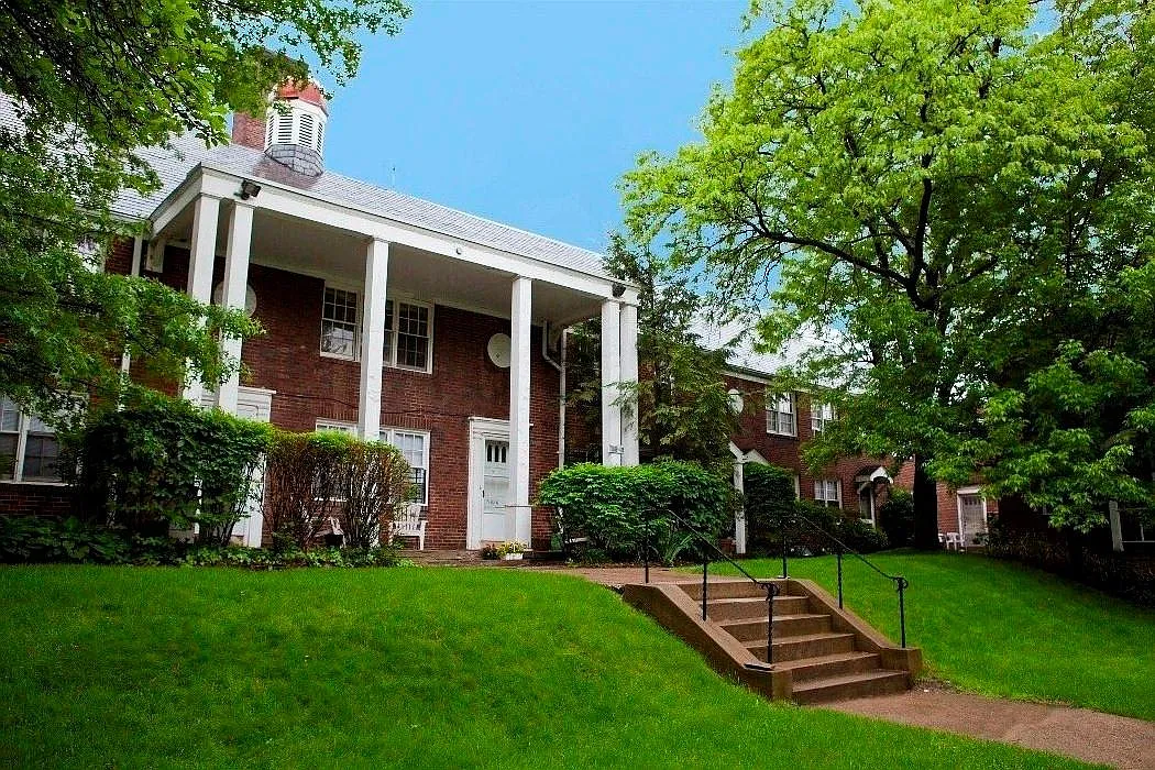 2 bed, 850 sqft, $1,624 — Photo 1