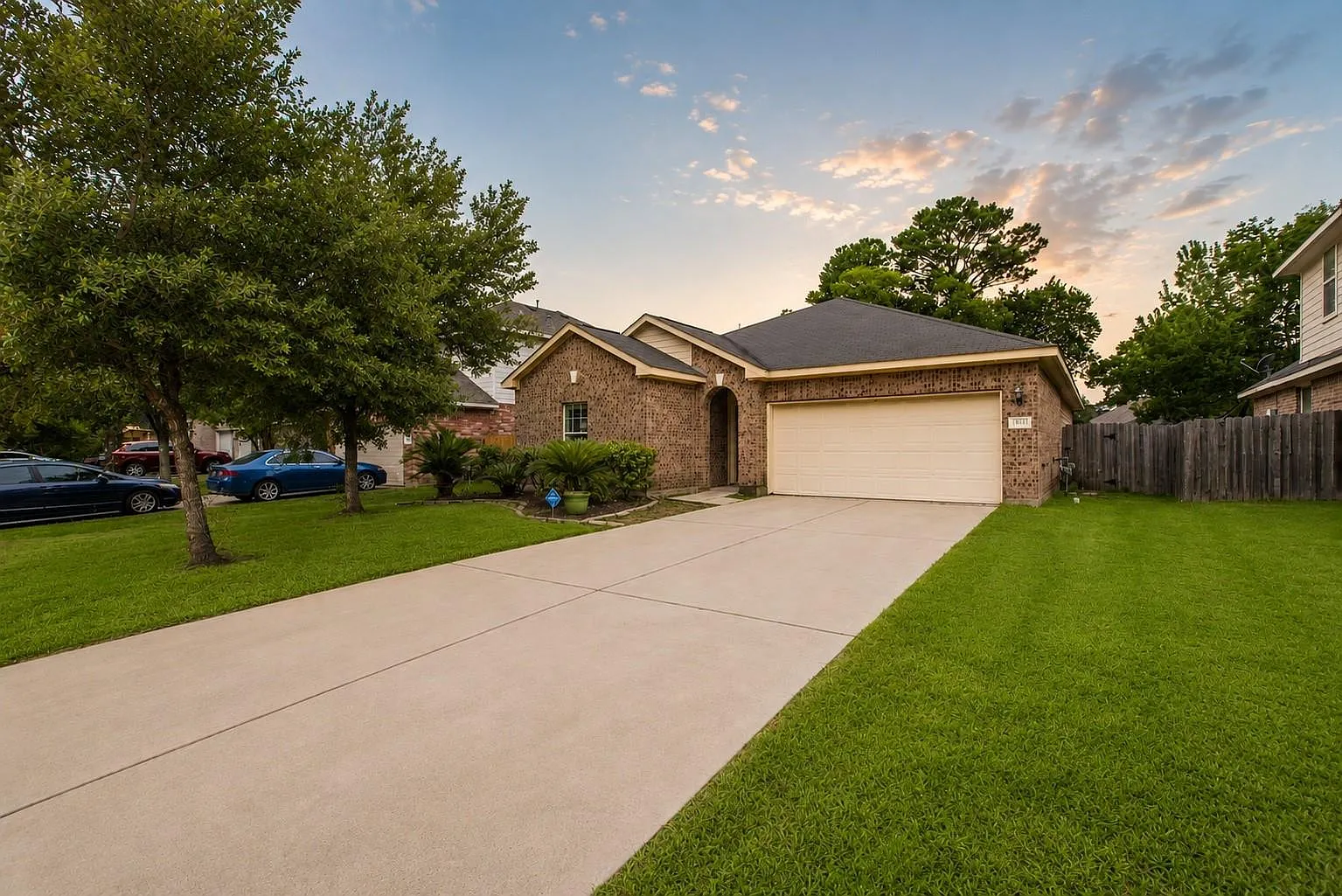 3 bed, 2.0 bath, 1908 sqft, $2,050 — Photo 2