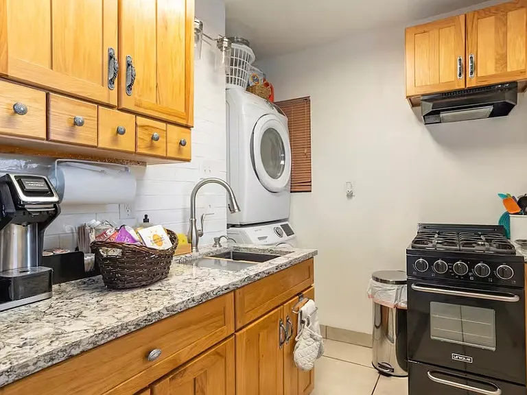 903 E Hedrick Dr — Photo 3