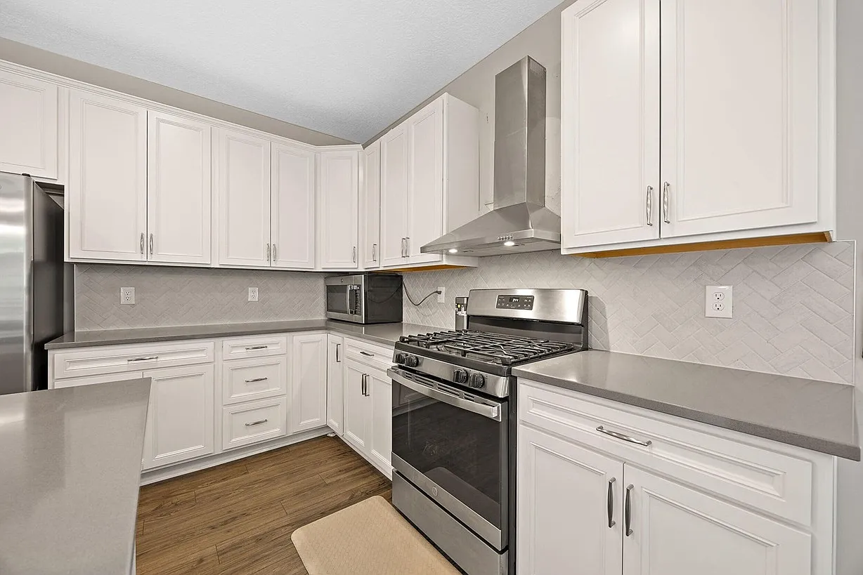 4 bed, 2.5 bath, 2700 sqft, $3,299 — Photo 4