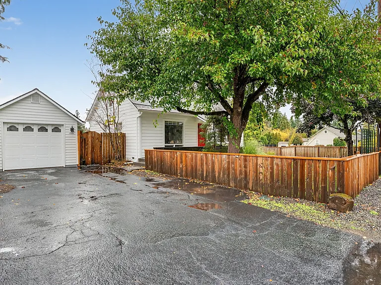 2615 Lancaster St — Photo 35