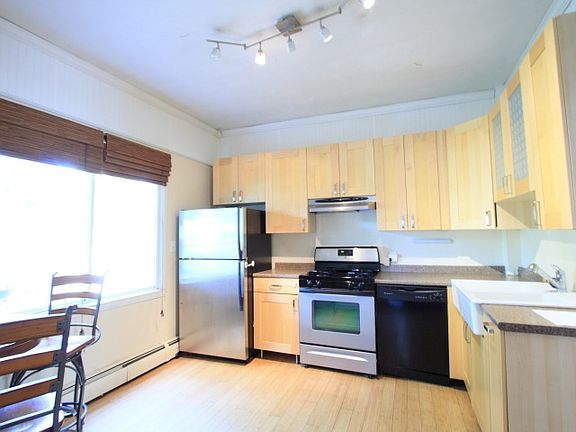 3rd image of 703 27th Ave NE
